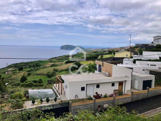 Villa a Angra do Heroísmo, Azores