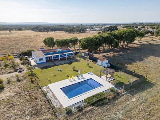 ﻣﻨﺰﻝ ﺭﻳﻔﻲ/ ﺑﻴﺖ ﻤﺰﺭﻋﺔ ﻓﻲ Grândola, Distrito de Setúbal