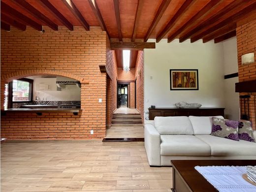 Edificio en Valle de Bravo, Estado de México
