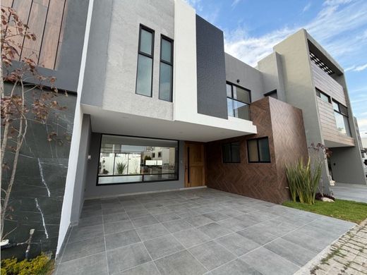 Luxury home in Santa Clara, Ocoyucan