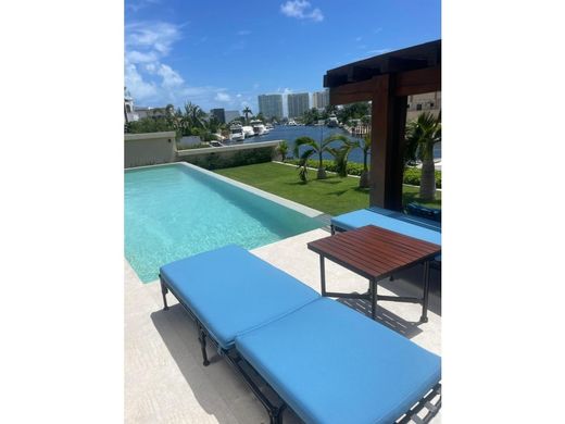 Apartment / Etagenwohnung in Cancún, Benito Juárez