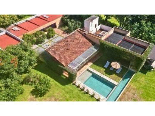 ﻣﻨﺰﻝ ﺭﻳﻔﻲ/ ﺑﻴﺖ ﻤﺰﺭﻋﺔ ﻓﻲ Valle de Bravo, Estado de México