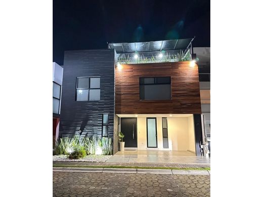 Luxury home in Santa Clara, Ocoyucan