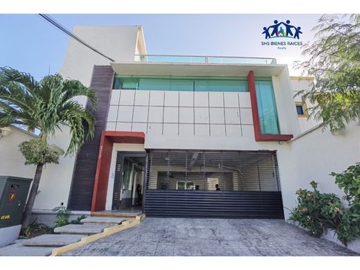 Edificio en Playa del Carmen, Solidaridad