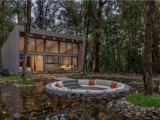 Edificio en Valle de Bravo, Estado de México