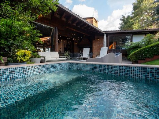 Edificio en Valle de Bravo, Estado de México