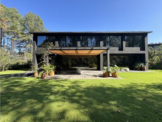 Edificio en Valle de Bravo, Estado de México