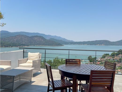Residential complexes in Valle de Bravo, Estado de México