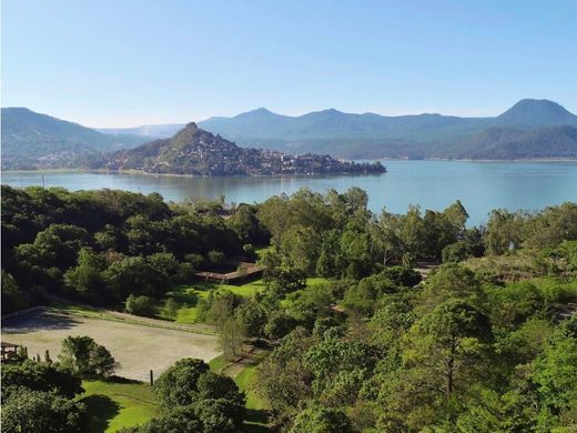Residential complexes in Valle de Bravo, Estado de México