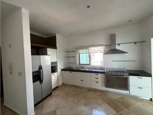 아파트 / San Pedro, China