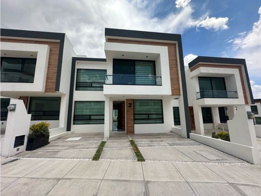 Luxus-Haus in El Marqués, Nopala de Villagrán