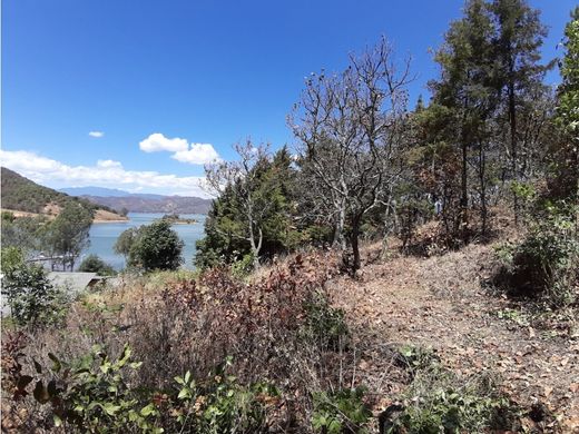Terreno en Valle de Bravo, Estado de México