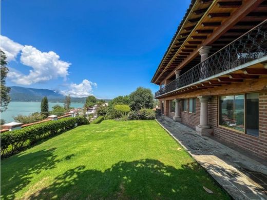 Edificio en Valle de Bravo, Estado de México