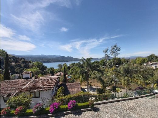 Residential complexes in Valle de Bravo, Estado de México