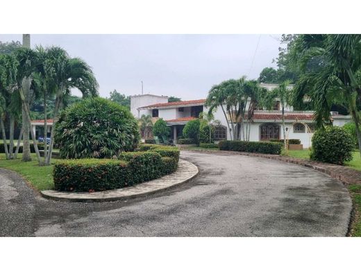 컨트리하우스 / Cárdenas, Estado de Tabasco