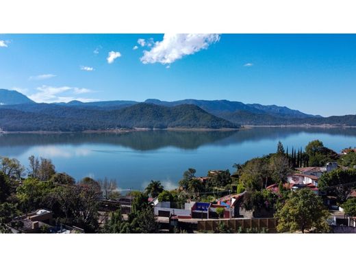 Residential complexes in Valle de Bravo, Estado de México