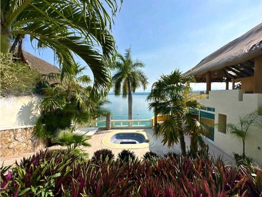 Luxury home in Tequesquitengo, Jojutla