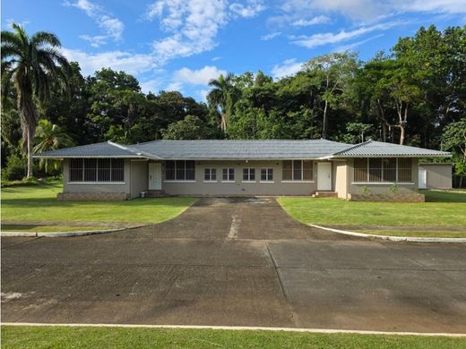 Lüks ev Cristóbal, Distrito de Colón