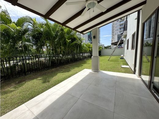 Casa de lujo en Juan Díaz, Distrito de Antón