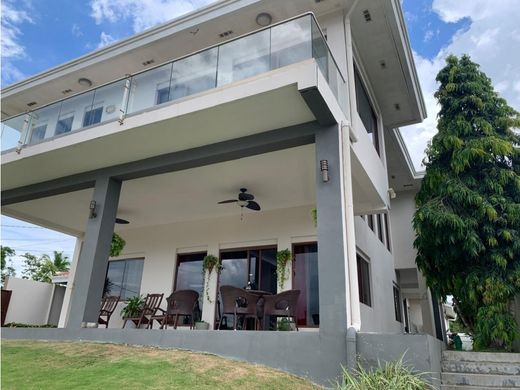 Luxury home in La Chorrera, Distrito de La Chorrera