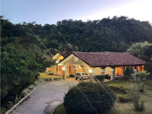 Luxury home in Bajo Boquete, Distrito de Boquete