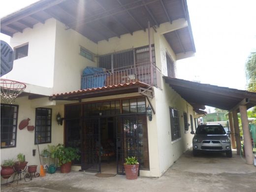 Bella Vista, Distrito de Donosoの高級住宅