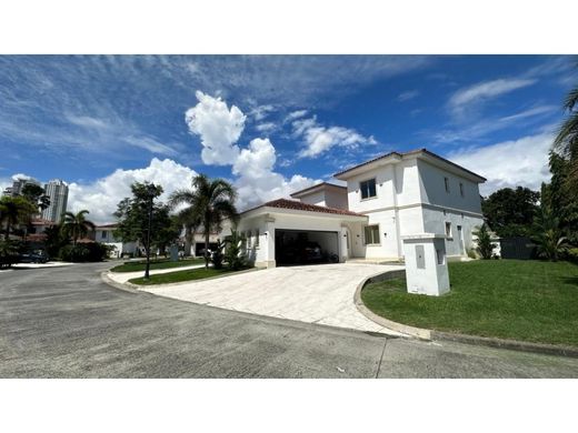 Casa de lujo en Juan Díaz, Distrito de Antón