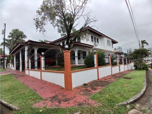 Luxe woning in El Dorado, Distrito de Panamá