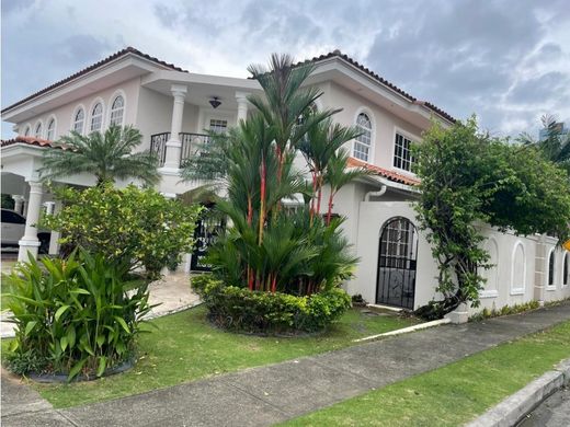 Casa de lujo en Juan Díaz, Distrito de Antón
