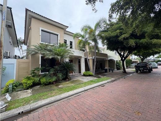 Luxury home in La Puntilla, Cantón Samborondón