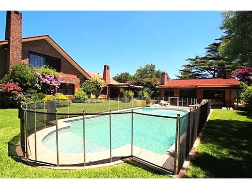 Luxury home in Carrasco, Municipio B