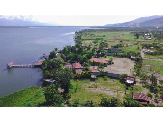 Grond in El Estor, Municipio de El Estor