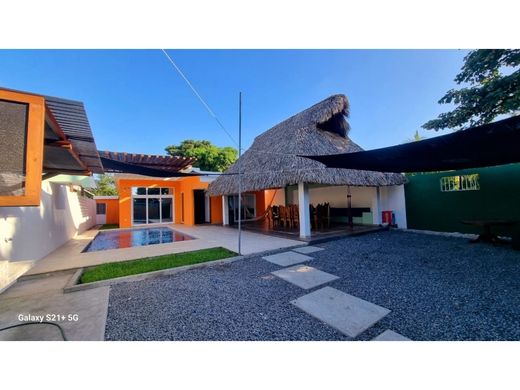 Apartment / Etagenwohnung in Monterrico, Departamento de Santa Rosa