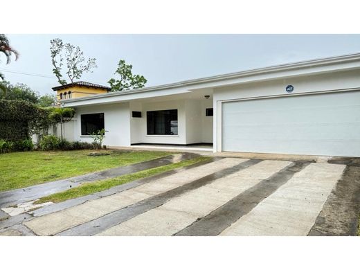 Luxury home in Belén, Carrillo