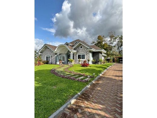 Luxus-Haus in Quesada, San Carlos