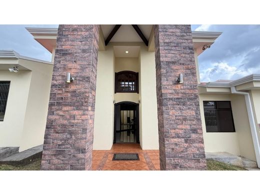 Luxury home in Belén, Carrillo