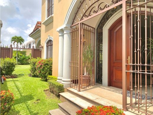 Luxury home in Escazú, Provincia de San José