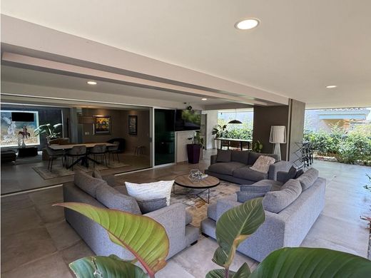 Luxus-Haus in Colon, Mora