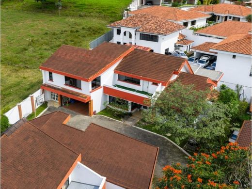 Luxus-Haus in Belén, Carrillo