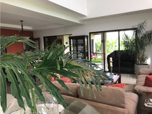 Luxus-Haus in Colón, Mora