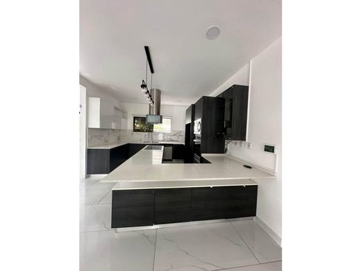 Casa de lujo en Guácima, Cantón de Alajuela