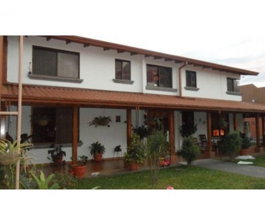 Luxury home in Mercedes Norte, Provincia de San José