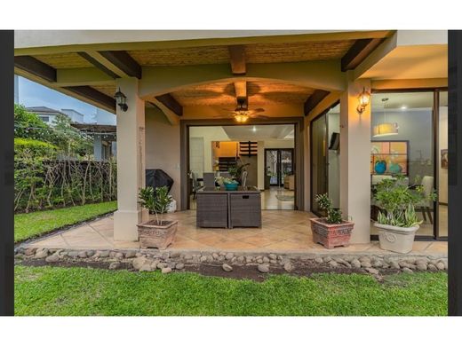 منزل ﻓﻲ Carlos María Ulloa, Provincia de San José