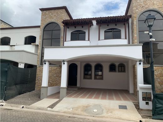 Luxury home in Santa Ana, Provincia de San José
