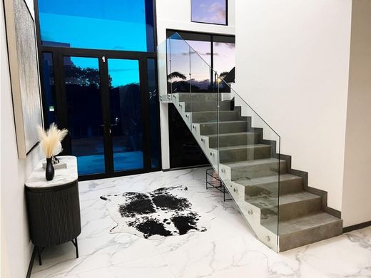 Casa de lujo en Guácima, Cantón de Alajuela