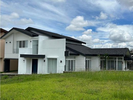 منزل ﻓﻲ Carlos María Ulloa, Provincia de San José