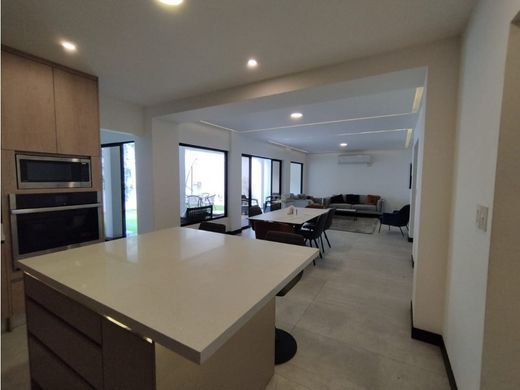 Edificio en Escazú, Provincia de San José