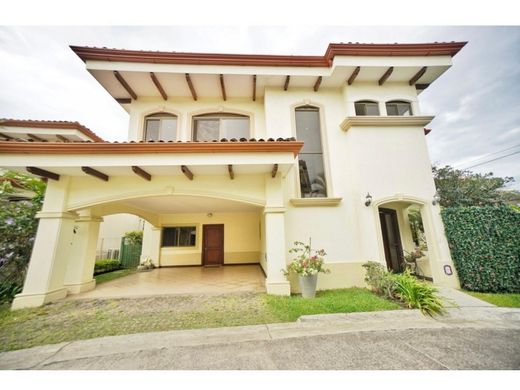 منزل ﻓﻲ Santa Ana, Provincia de San José