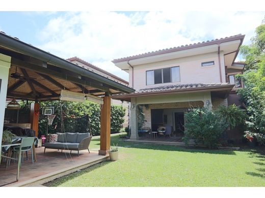 Luxury home in Santa Ana, Provincia de San José