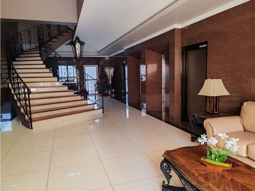 Piso / Apartamento en Escazú, Provincia de San José